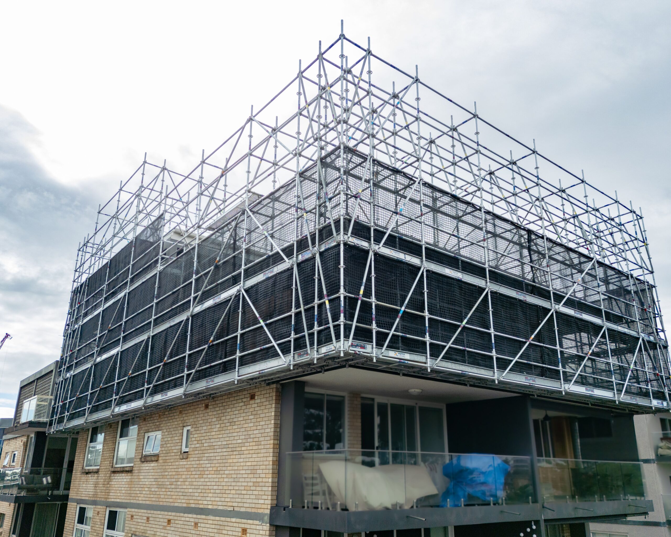 Express Scaffolding – Aluminium ProScaf Scaffold Manly Top Floor Apartment Sydney Express Scaffolding aluminium scaffold on top floor apartment complex Manly Sydney North Shore