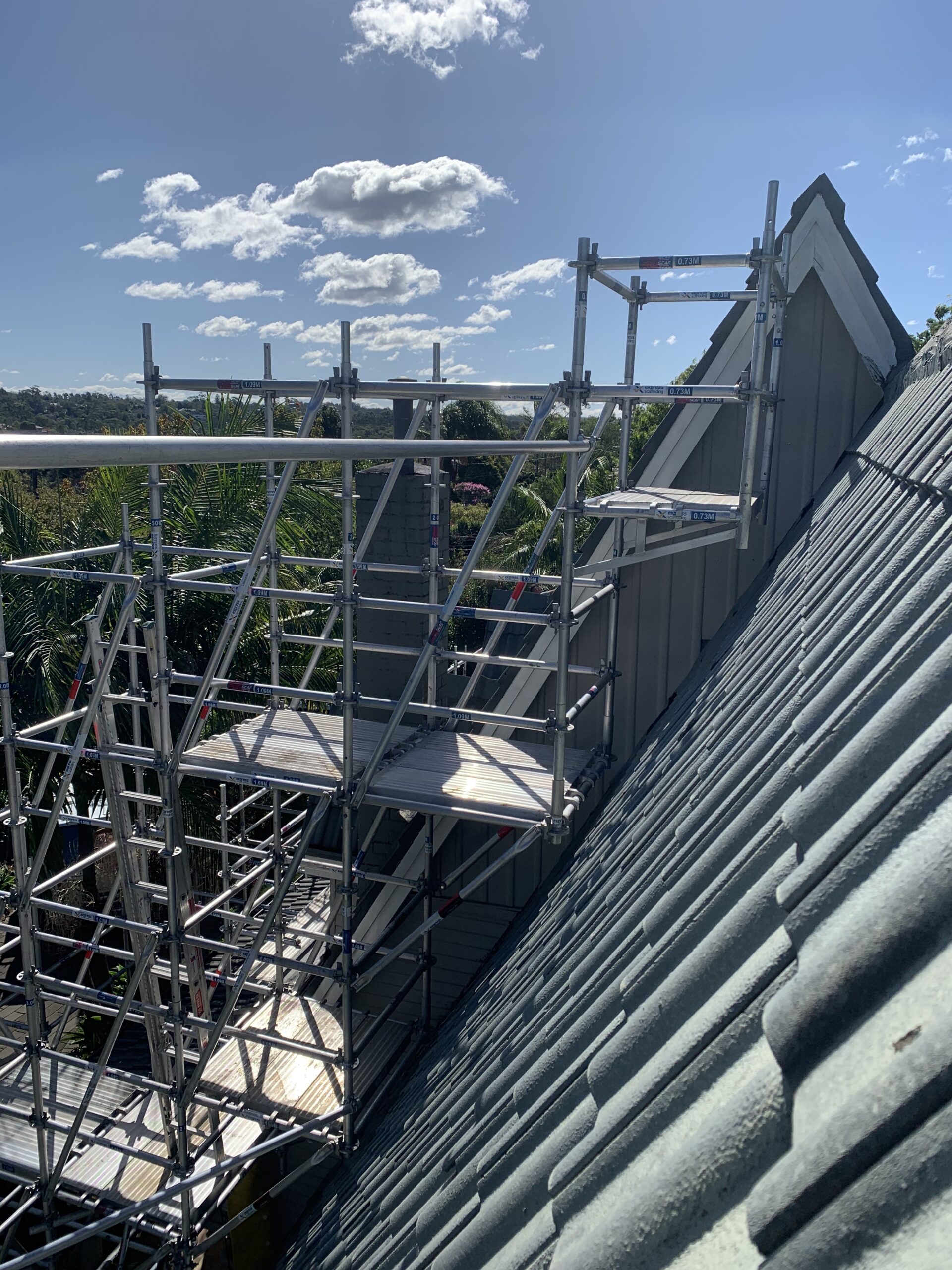 Cantilevered aluminium scaffold in Sydney