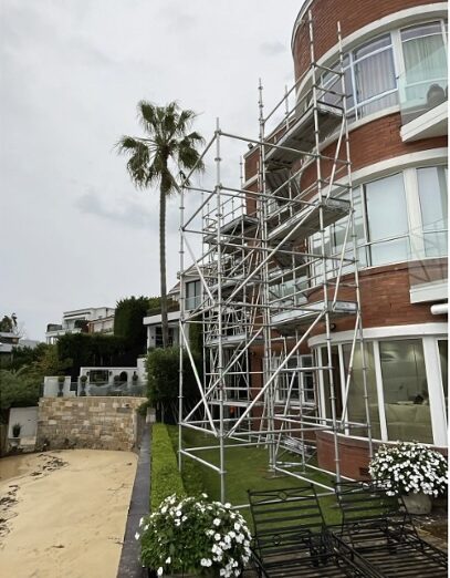 Full-Height aluminium Scaffolding for Waterfront Residence Beachfront residential building with full-height aluminium scaffolding installed for external access and maintenance.