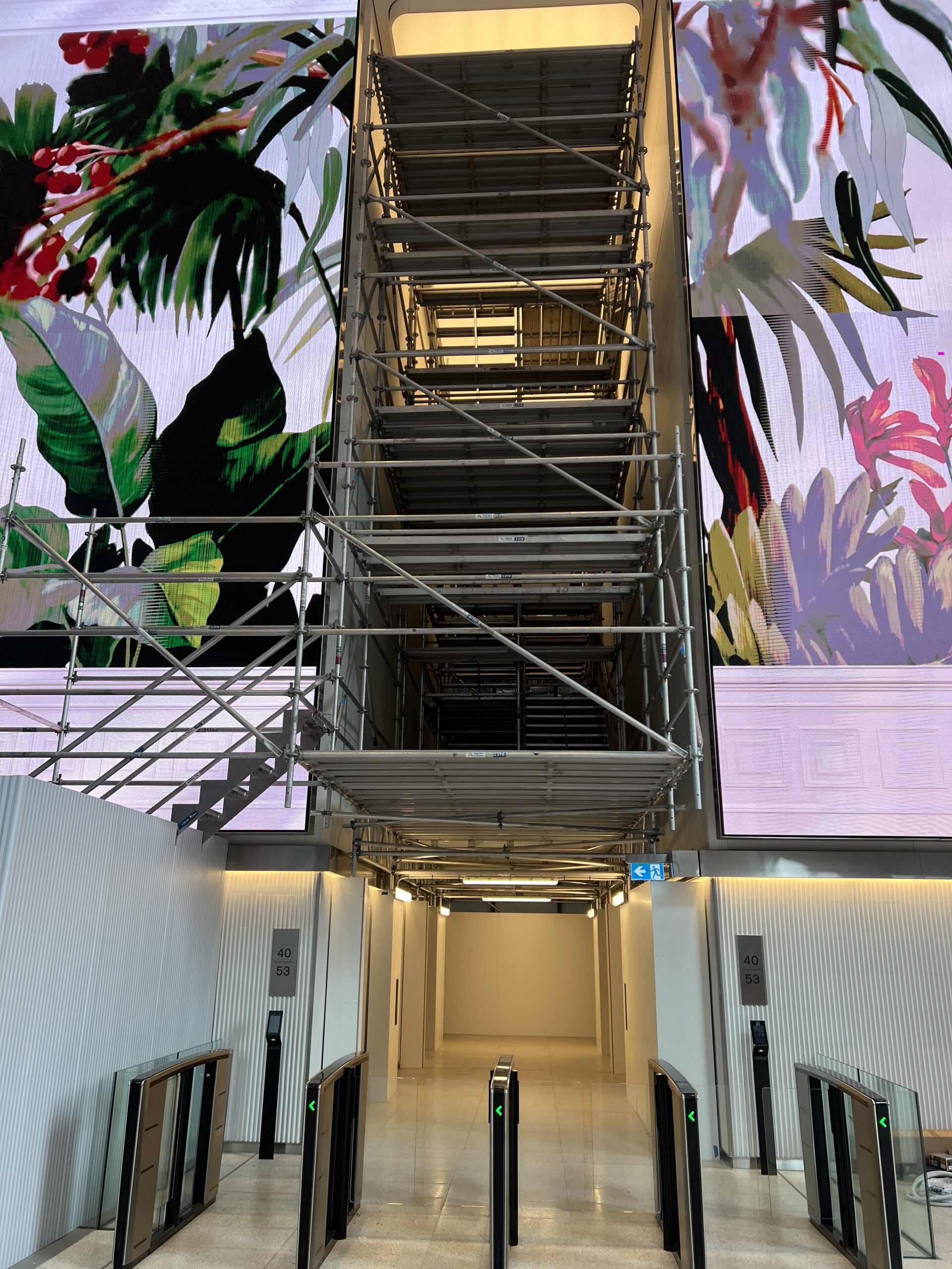 Aluminium_scaffolding_above_entryway_Sydney_Scaffolding_Salesforce_building_180_George_St Aluminium scaffolding tower in the lobby of 180 George Street, Sydney, providing ceiling access for defect repairs while maintaining tenant and lobby access.