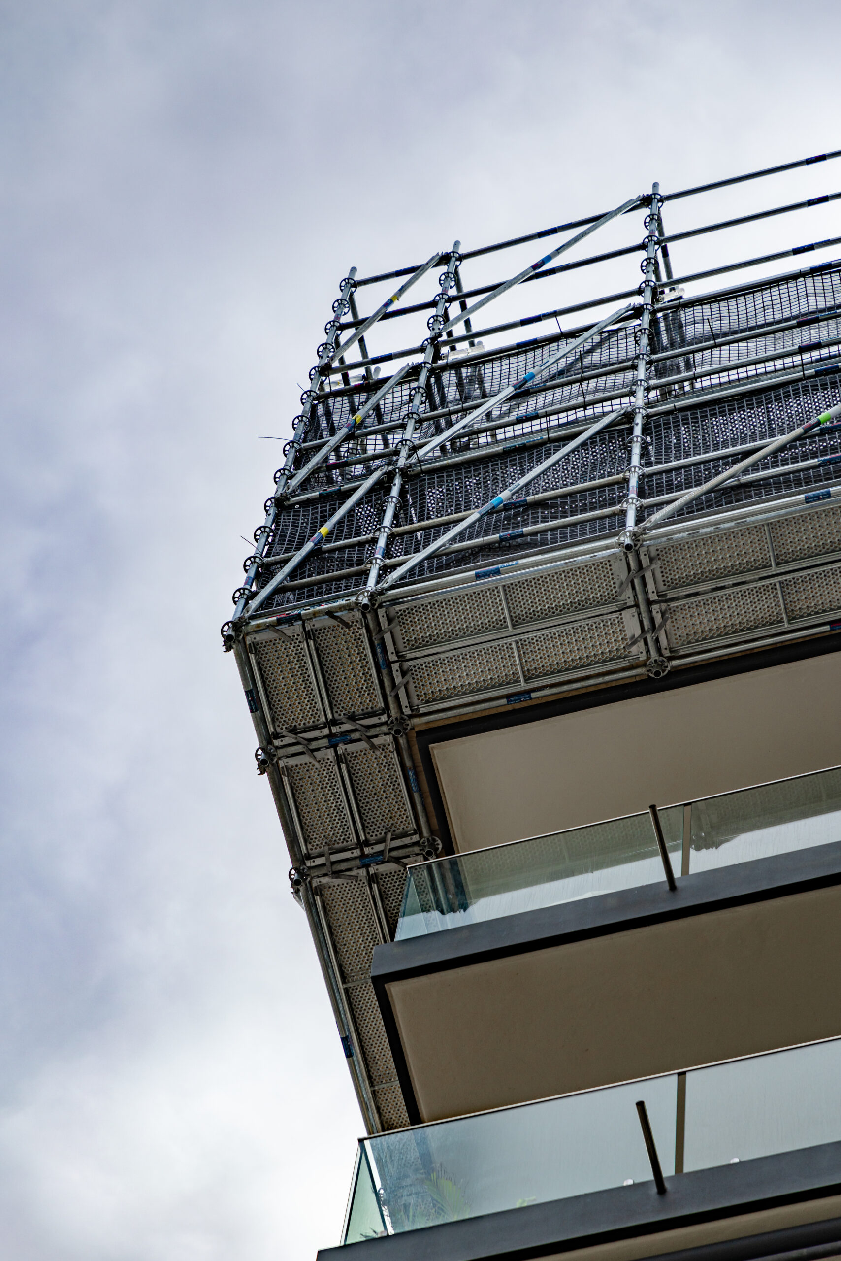 Cantilevered Rooftop Scaffold – Manly Apartment Building, Sydney North Shore Cantilevered rooftop scaffold on apartment building in Manly Sydney viewed from below