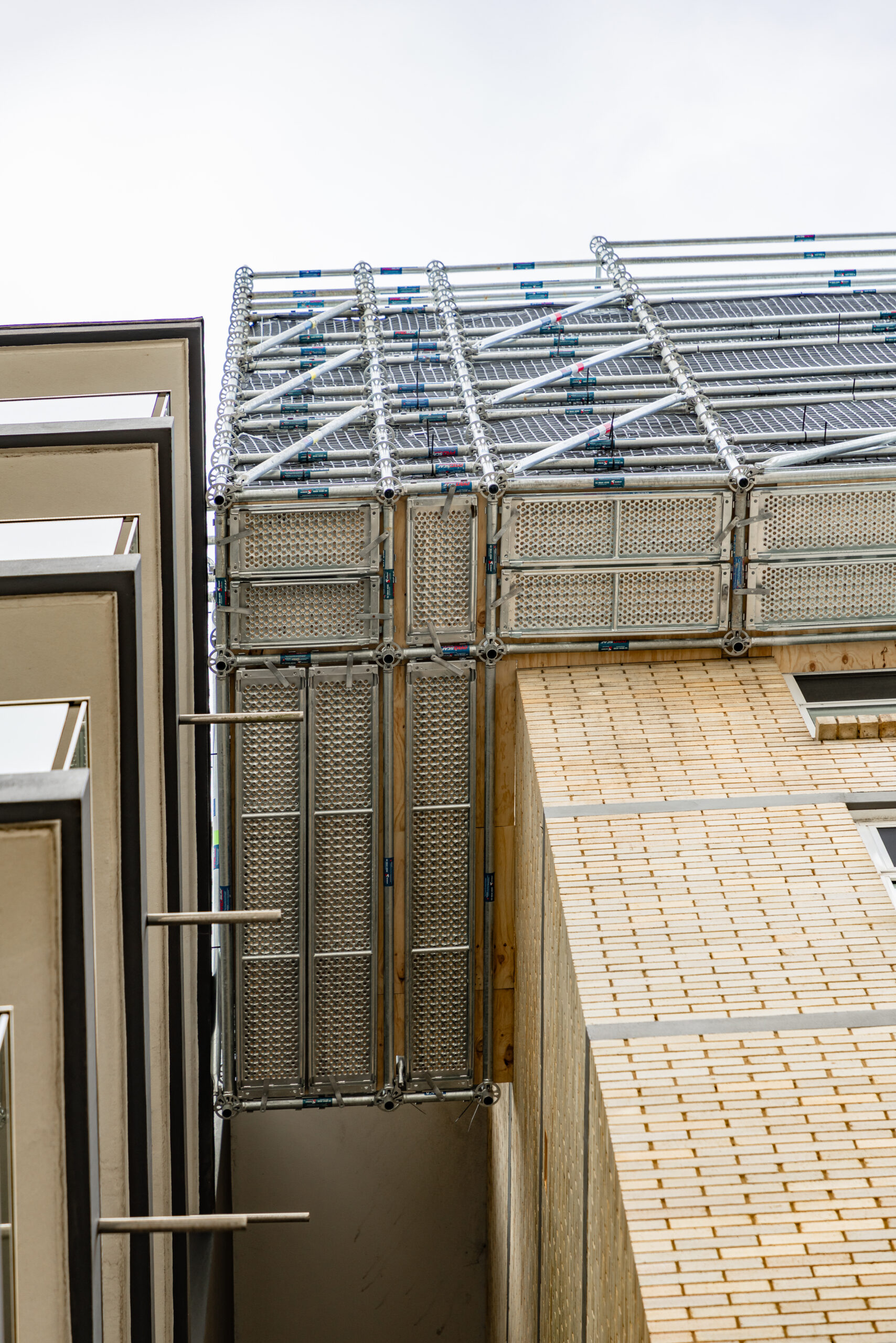 Rooftop Scaffold Structure Detail – Cantilevered Scaffold Manly, Sydney North Shore Close-up detail of cantilevered rooftop scaffold structure with mesh decking and cross-bracing in Manly Sydney