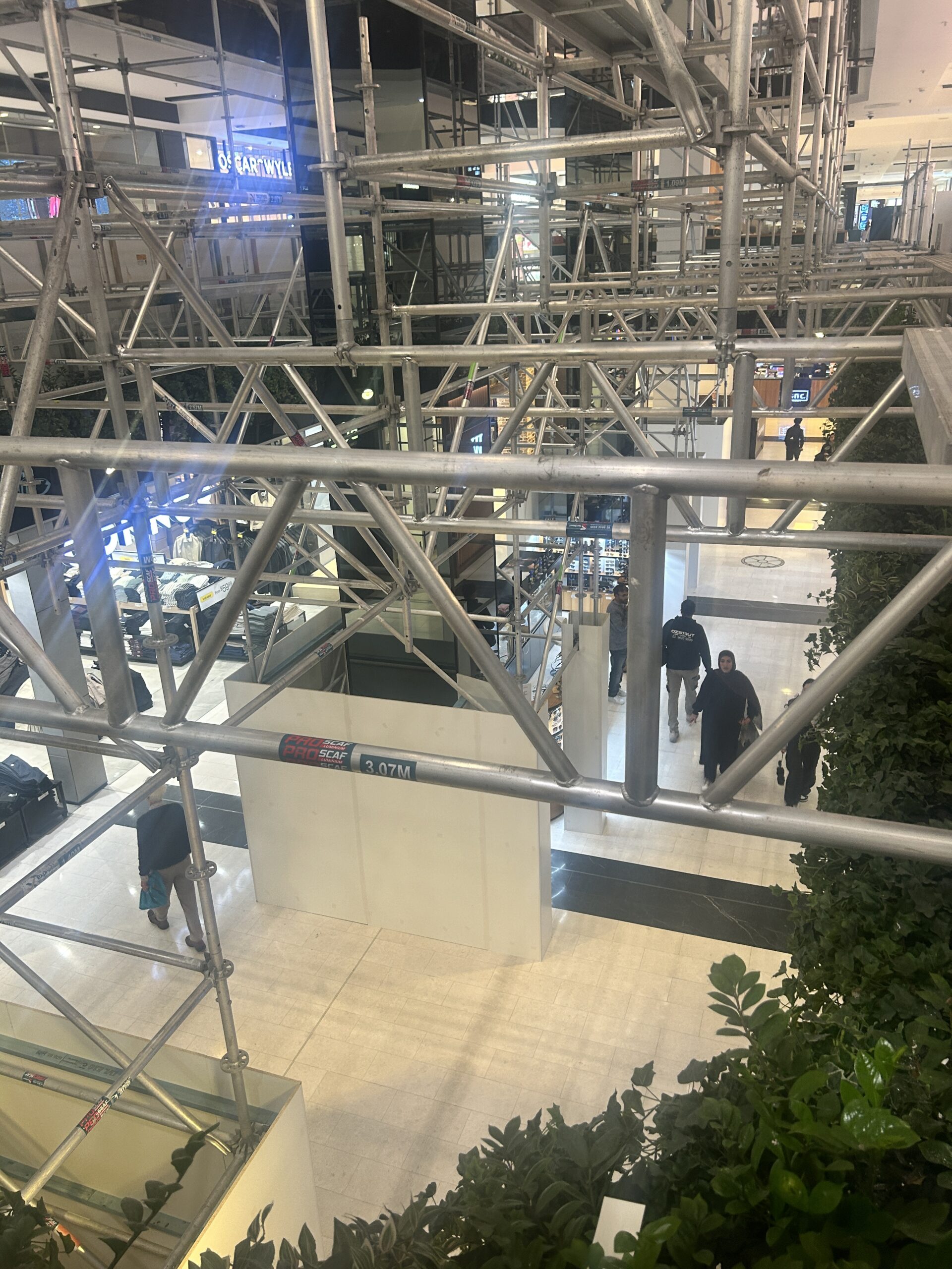 Engineered Aluminium Scaffold Over Shopping Centre Atrium – Westfield Parramatta Engineered aluminium scaffold spanning shopping centre atrium with pedestrian access maintained at Westfield Parramatta Sydney